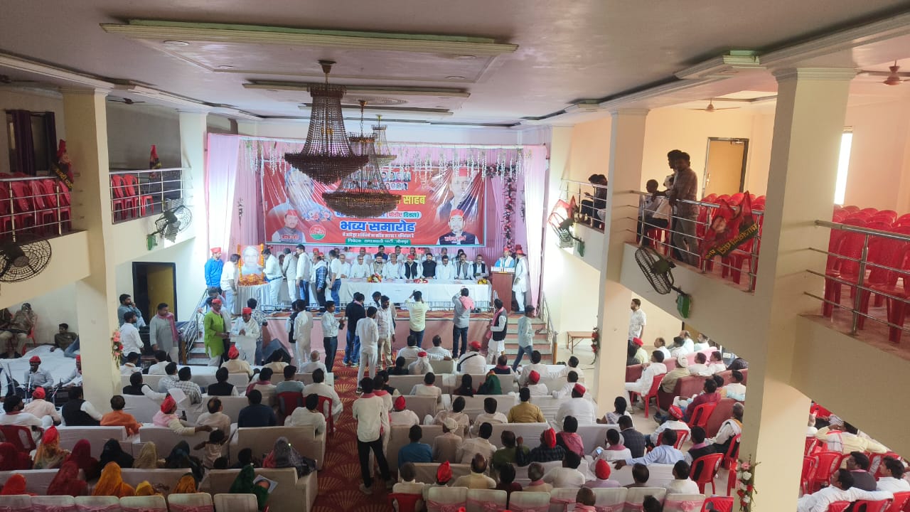 कार्यक्रम में उपस्थित सपा कार्यकर्ताओं का हुजूम