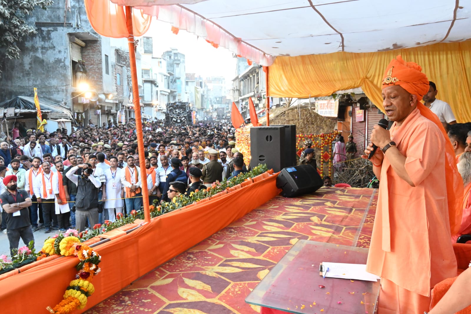 पांडेयहाता में होलिकादहन उत्सव समिति की तरफ से आयोजित भक्त प्रह्लाद शोभायात्रा में शामिल हुए मुख्यमंत्री योगी आदित्यनाथ* पांडेयहाता में होलिकादहन उत्सव समिति की तरफ से आयोजित भक्त प्रह्लाद शोभायात्रा में शामिल हुए मुख्यमंत्री योगी आदित्यनाथ*