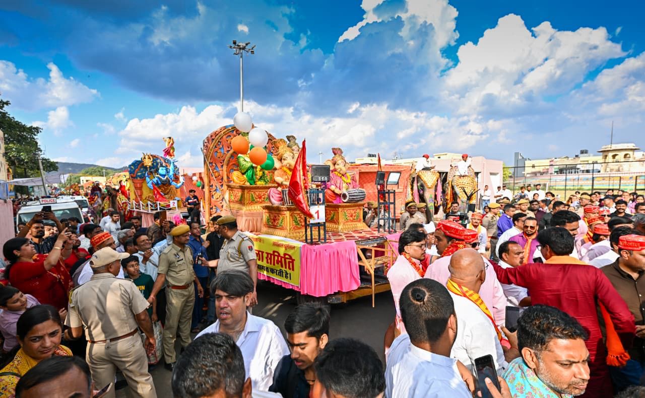 नगर भ्रमण पर निकले भगवान झूलेलाल