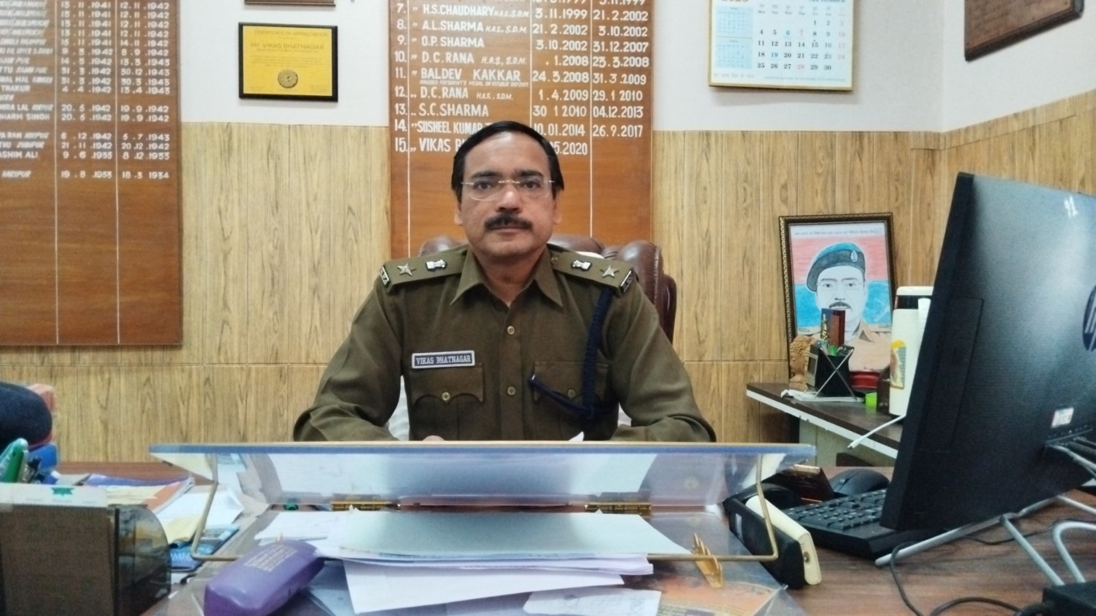 जेल अधीक्षक।