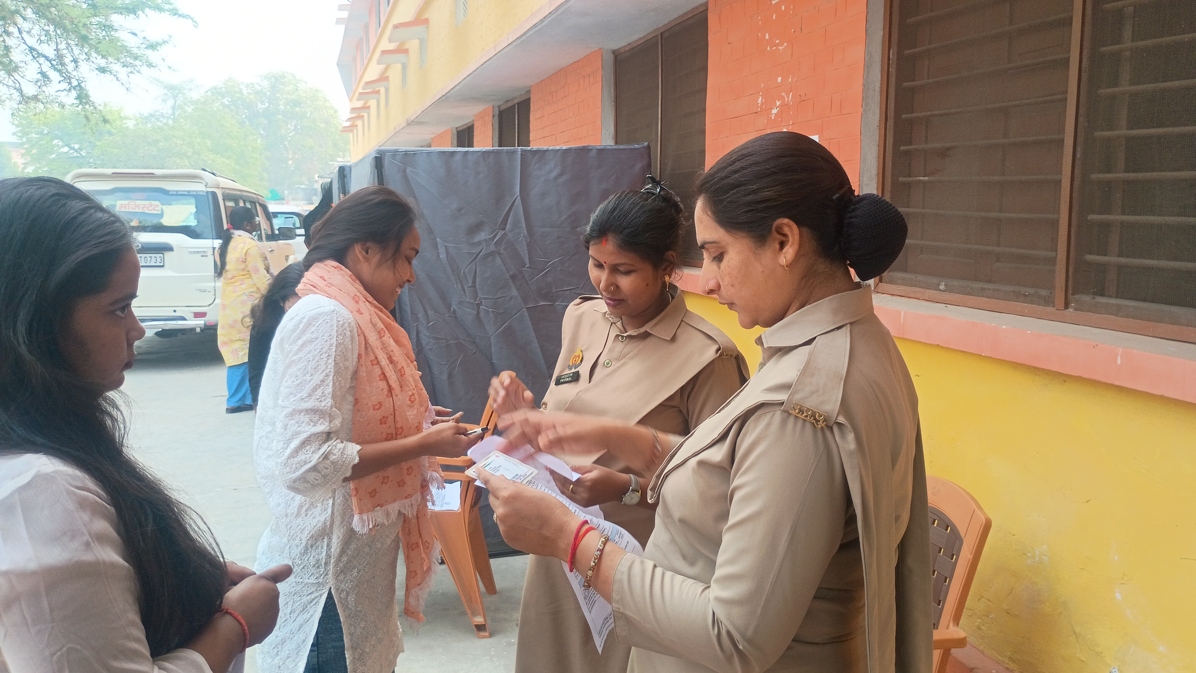 पुलिस भर्ती परीक्षा में महिला अभ्यर्थियों की चेकिंग करते हुए महिला पुलिस पुलिस भर्ती परीक्षा में महिला अभ्यर्थियों की चेकिंग करते हुए महिला पुलिस