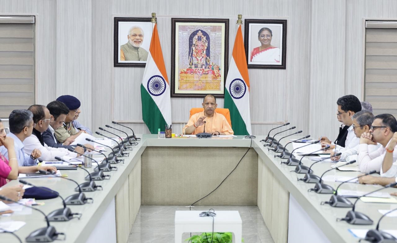 मुख्यमंत्री योगी आदित्यनाथ ने मंगलवार को कानून-व्यवस्था एवं प्रशासनिक तैयारियों की समीक्षा बैठक की