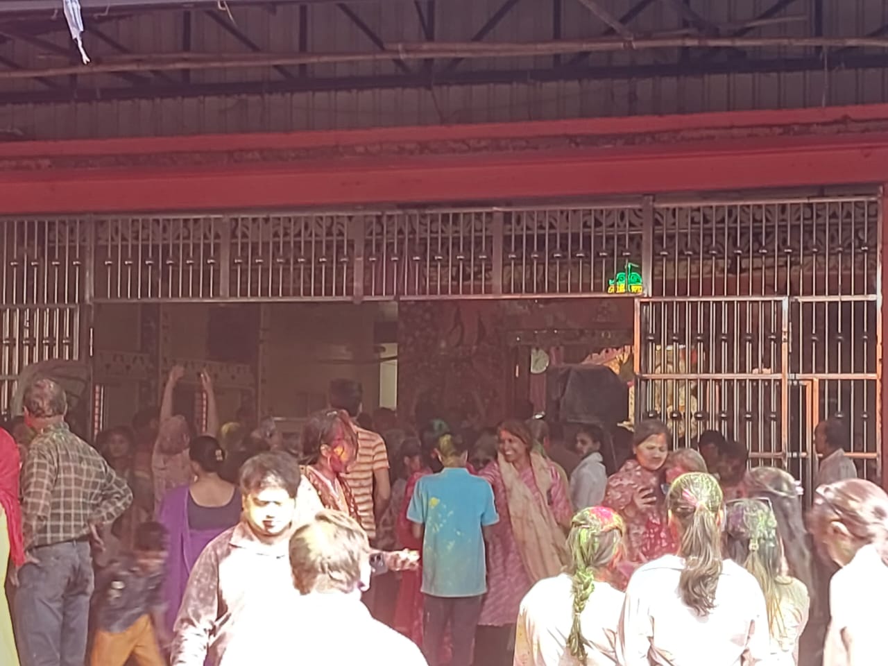 होली में खड़गपुर के विभिन्न रंग होली में खड़गपुर के विभिन्न रंग