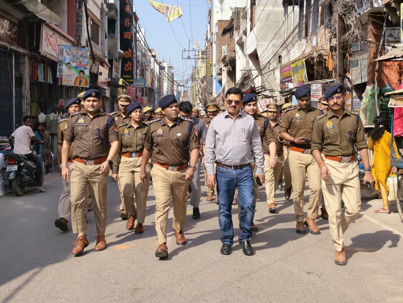 जनपद में शांति व्यवस्था बनाए रखने के लिए पुलिस अधीक्षक और जिलाधिकारी ने किया पैदल मार्च जनपद में शांति व्यवस्था बनाए रखने के लिए पुलिस अधीक्षक और जिलाधिकारी ने किया पैदल मार्च