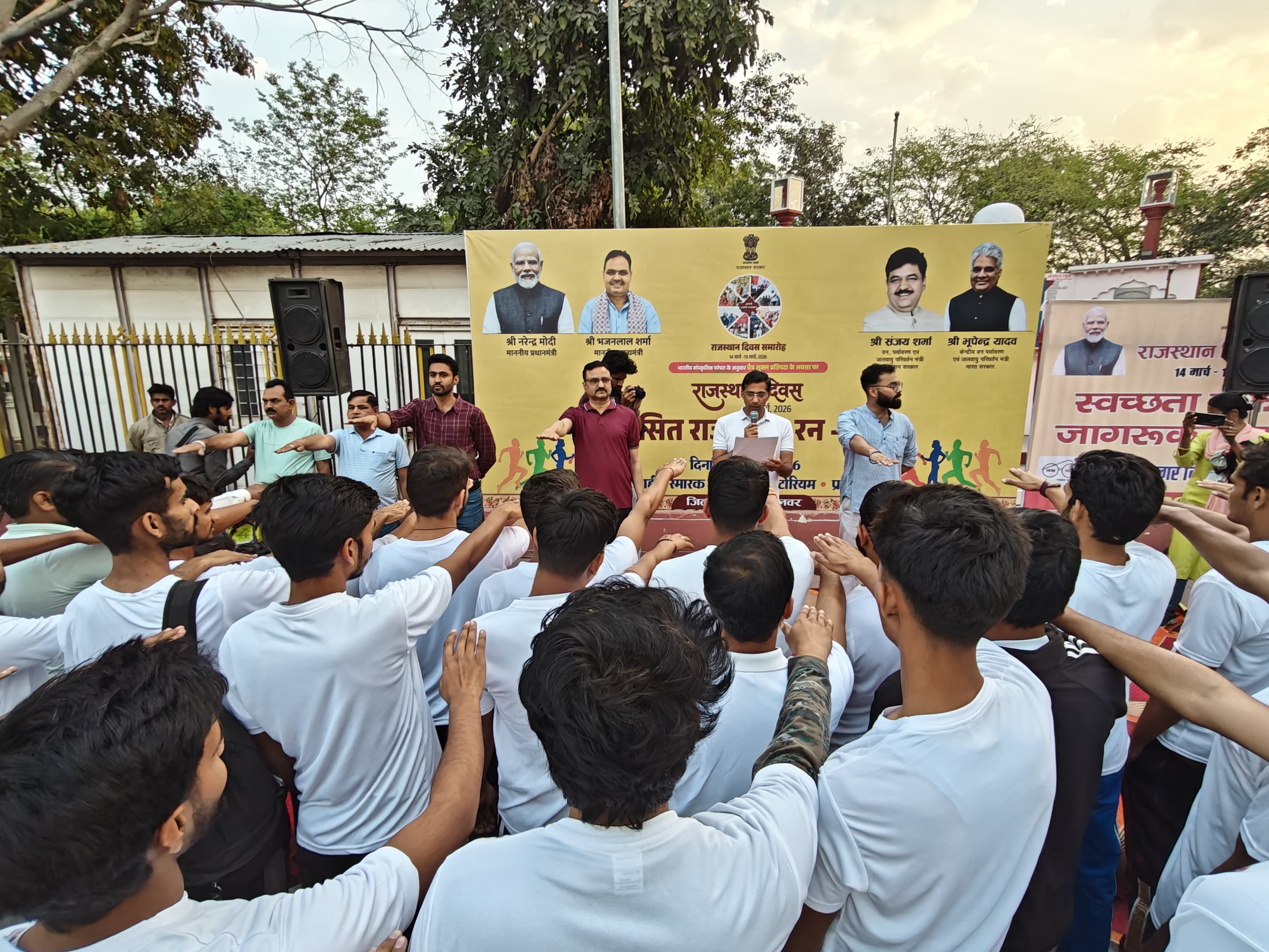 अलवर. शपथ दिलाते अधिकारी। अलवर. शपथ दिलाते अधिकारी।