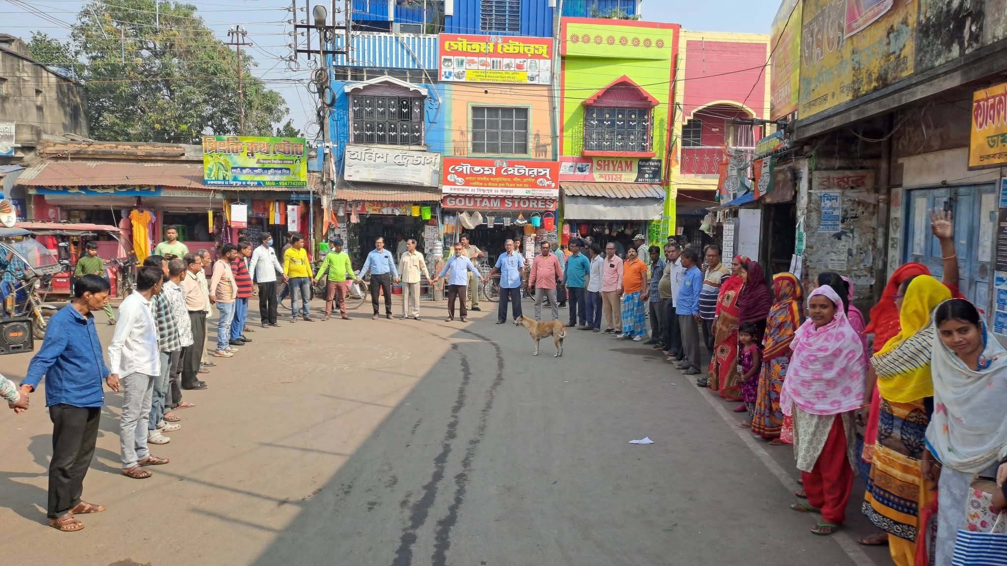 मानव बंधन करते हुए विष्णुपुर के स्थानीय लोग