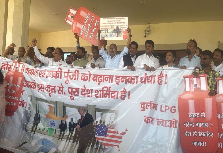 प्रदर्शन करते सत्ता पक्ष के विधायक