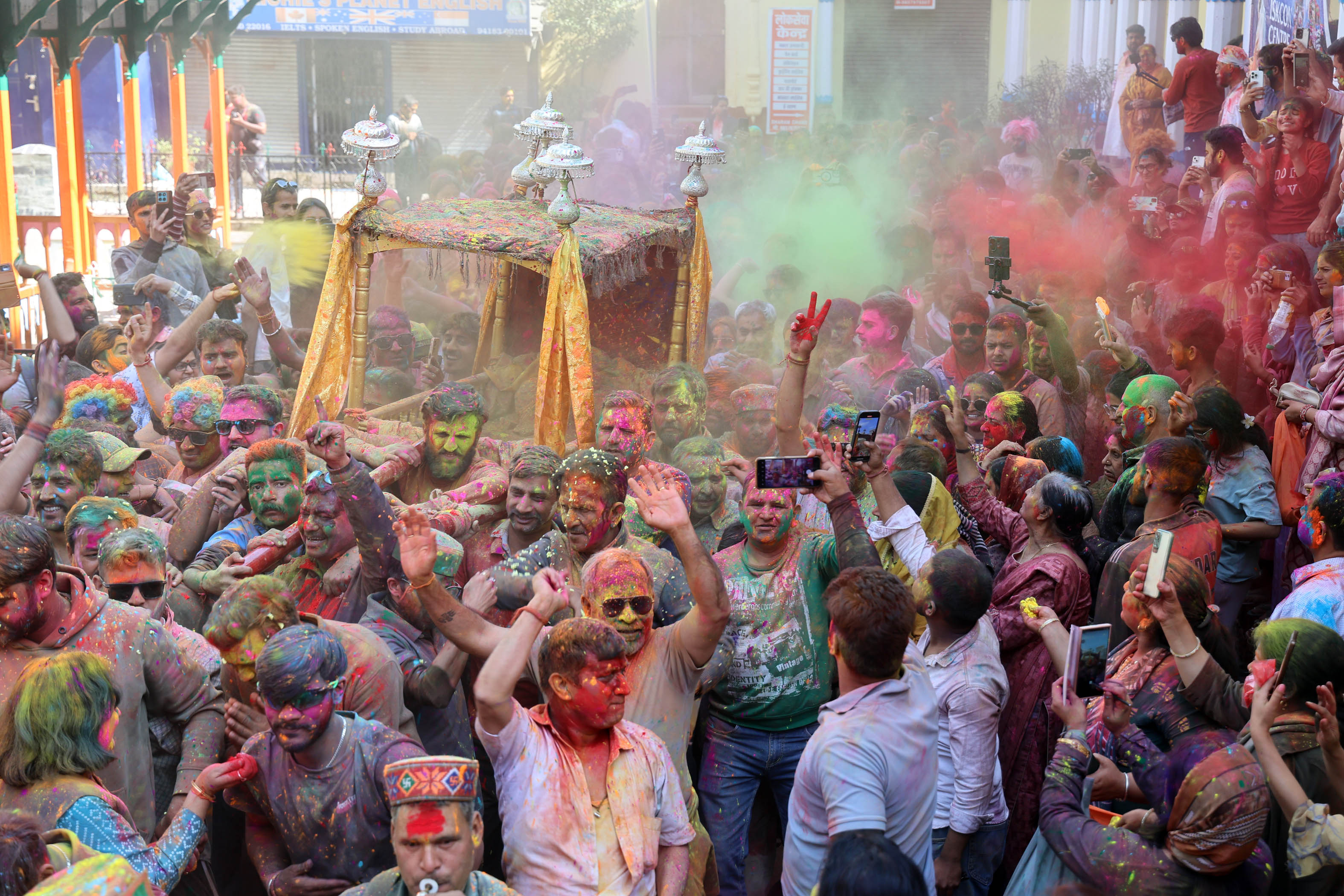 मंडी के सेरी पंडाल में धमाल मचाते युवा और माधोराय की पालकी