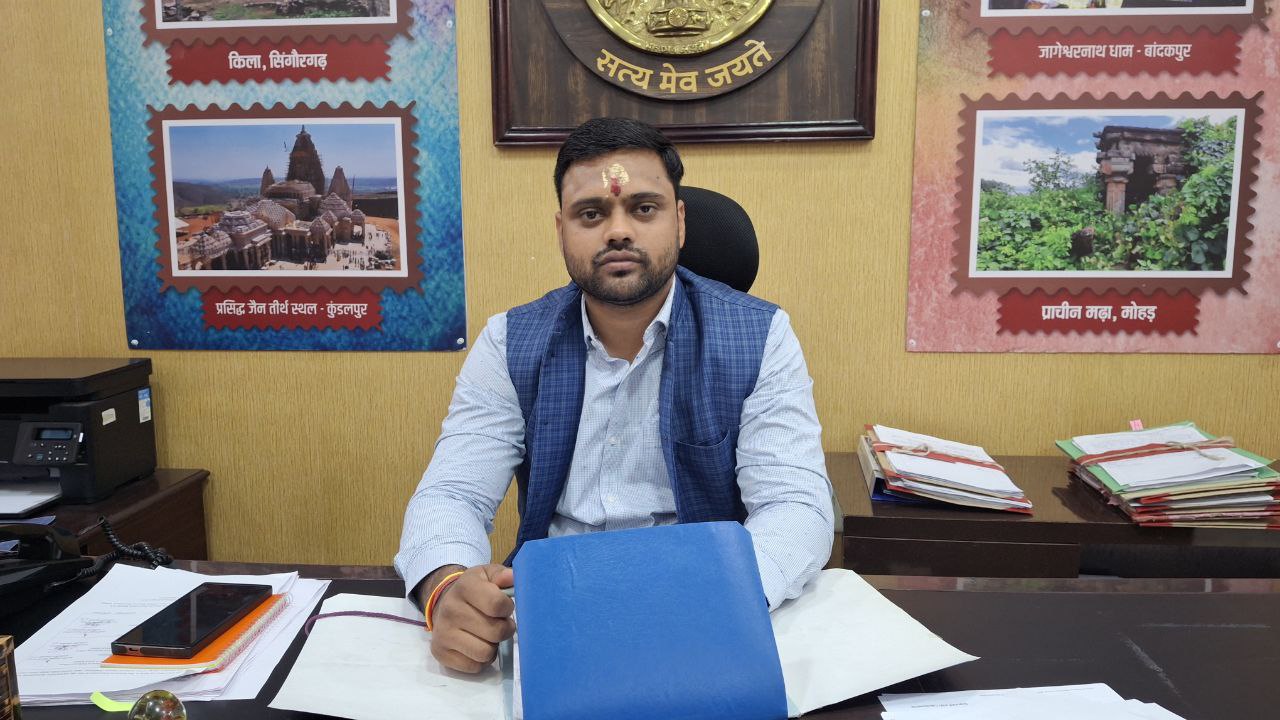 दमोह:जागेश्वरनाथ का आशीर्वाद लेकर अनिल राठौर ने संभाला दमोह कलेक्टर का प्रभार दमोह:जागेश्वरनाथ का आशीर्वाद लेकर अनिल राठौर ने संभाला दमोह कलेक्टर का प्रभार