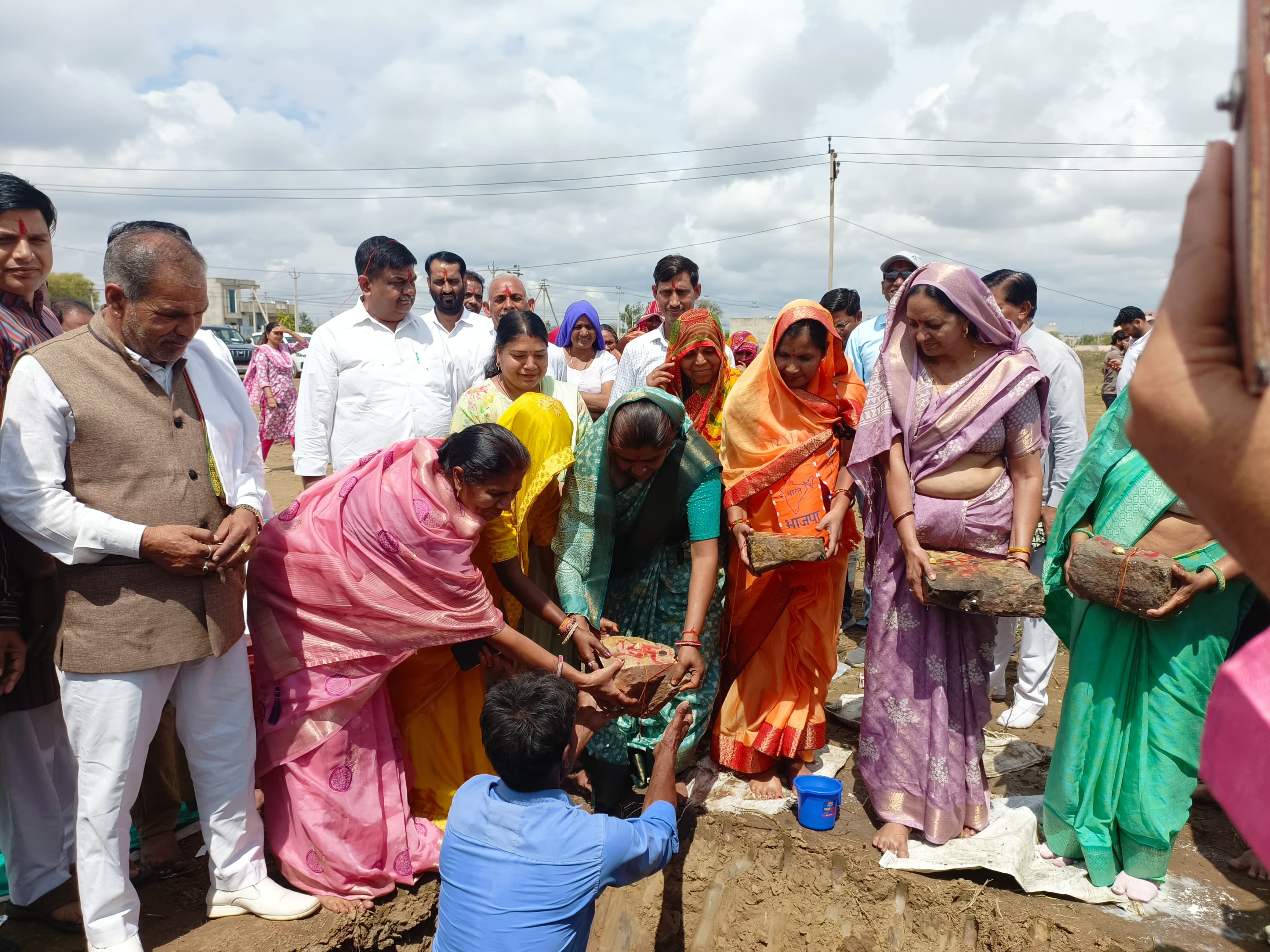 अलवर. नीव रखती महिलाये. अलवर. नीव रखती महिलाये.