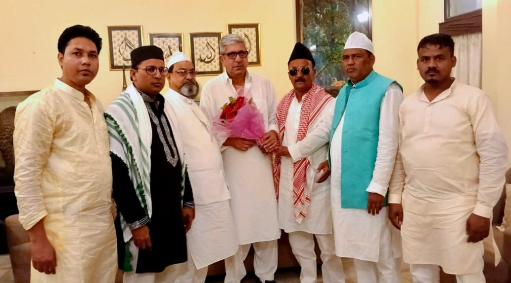 मियां साहब को ईद की मुबारकबाद देने इमामबाड़ा मुतवल्लियान कमेटी के लोग मोहद्दीपुर आवास पर पहुंचे* मियां साहब को ईद की मुबारकबाद देने इमामबाड़ा मुतवल्लियान कमेटी के लोग मोहद्दीपुर आवास पर पहुंचे*