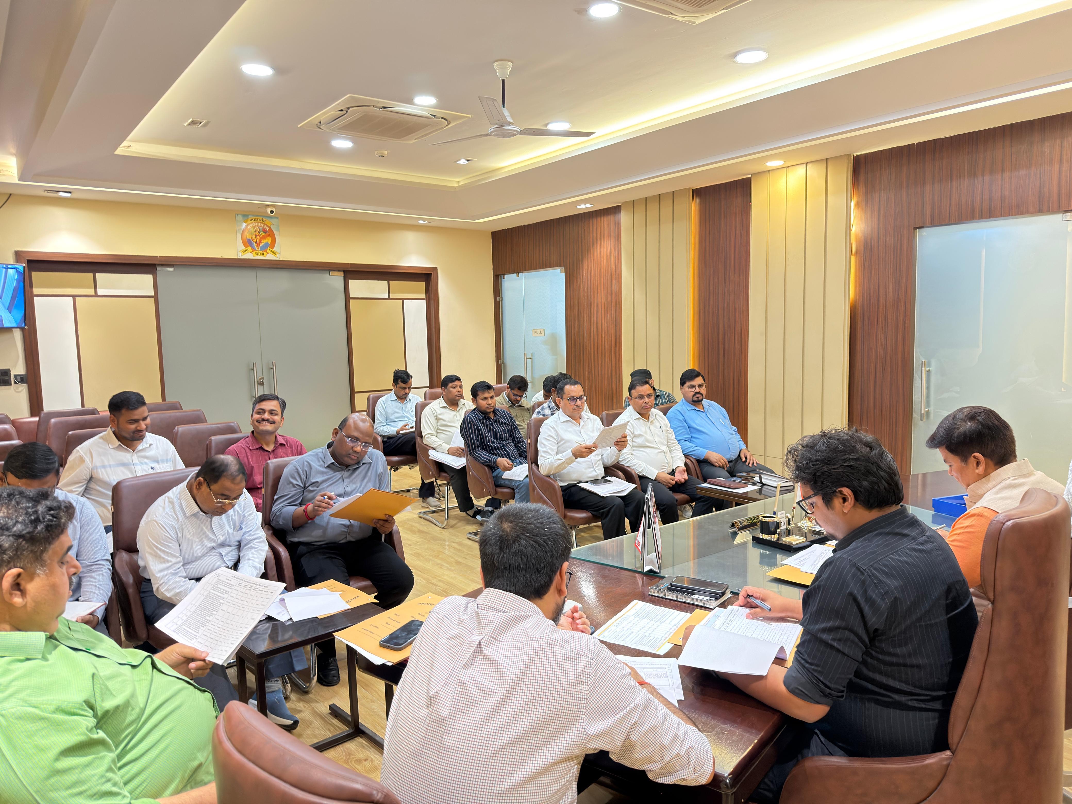 महापौर डॉ. उमेश गौतम समीक्षा बैठक में अधिकारियों के साथ विकास कार्यों की प्रगति पर चर्चा करते हुए। महापौर डॉ. उमेश गौतम समीक्षा बैठक में अधिकारियों के साथ विकास कार्यों की प्रगति पर चर्चा करते हुए।