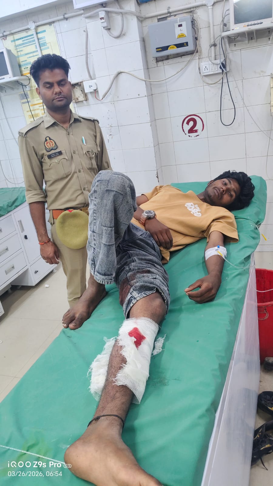 पुलिस मुठभेड़ में घायल आरोपी जिला अस्पताल में इलाज के दौरान पुलिस मुठभेड़ में घायल आरोपी जिला अस्पताल में इलाज के दौरान