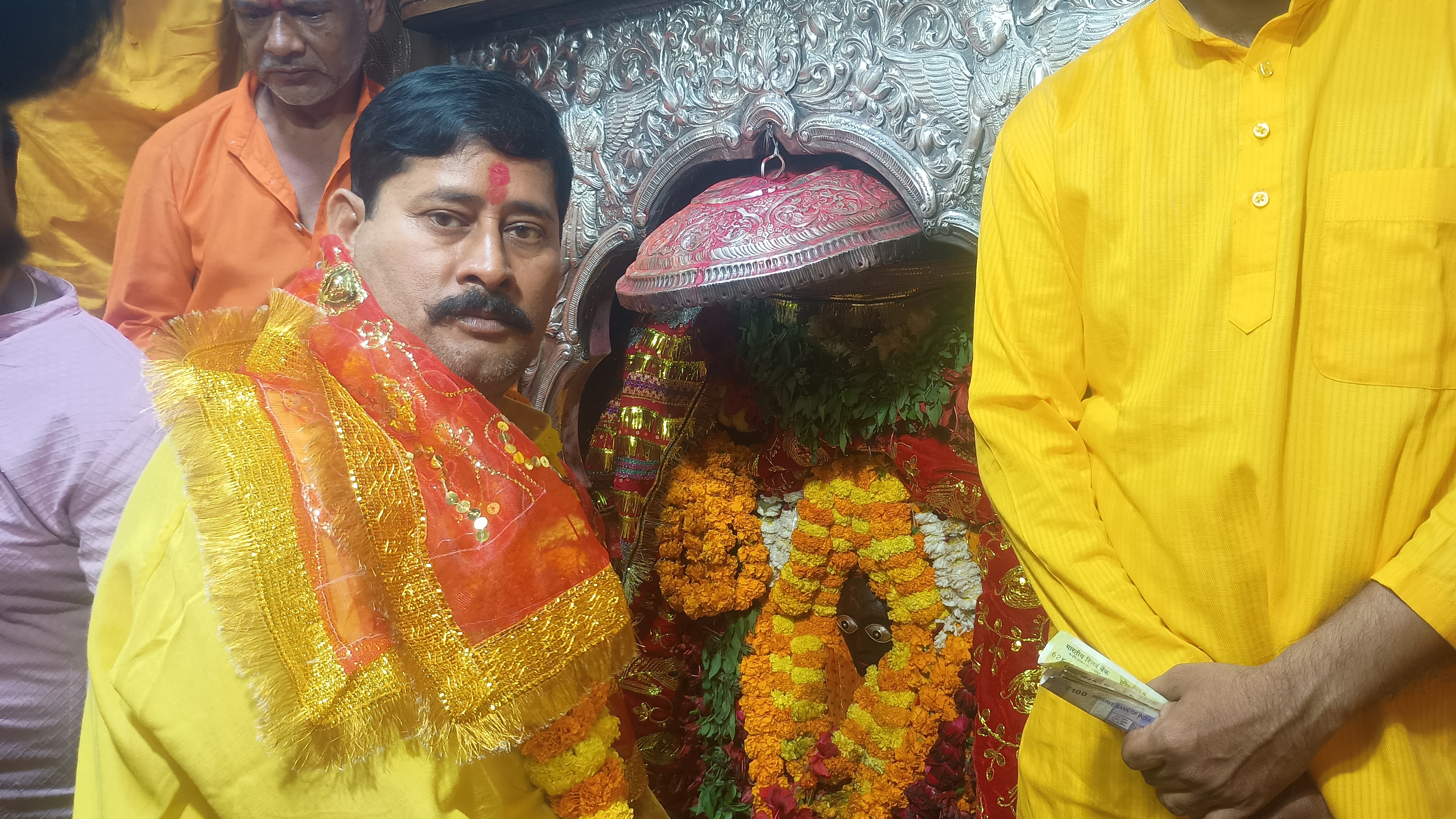 माता शीतला जी का दर्शन करते हुए श्रद्धालु