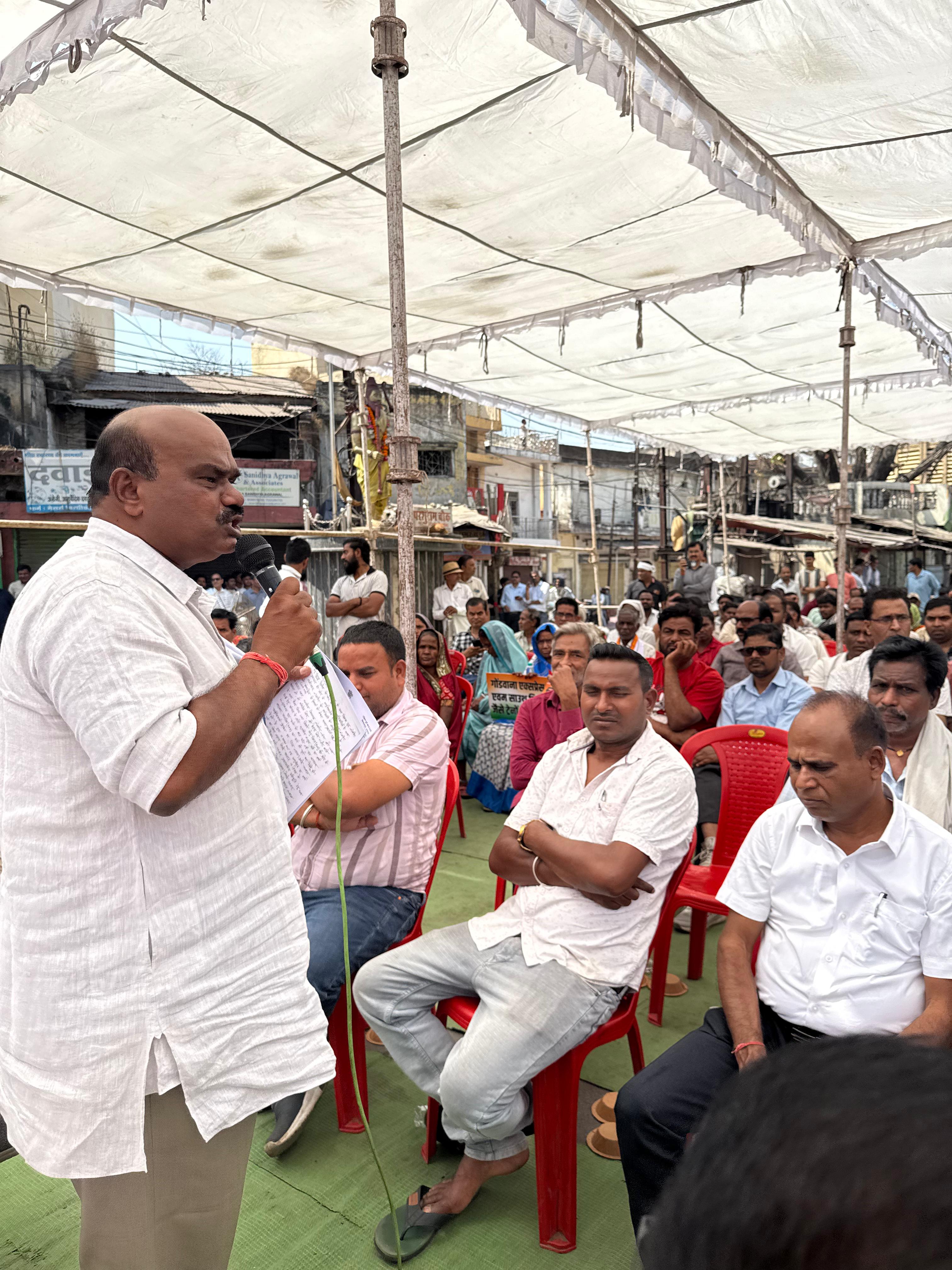 नैला रेलवे फाटक पर जाम के खिलाफ फूटा जनआक्रोश, ओवरब्रिज की मांग को लेकर नगर बंद और चक्काजाम