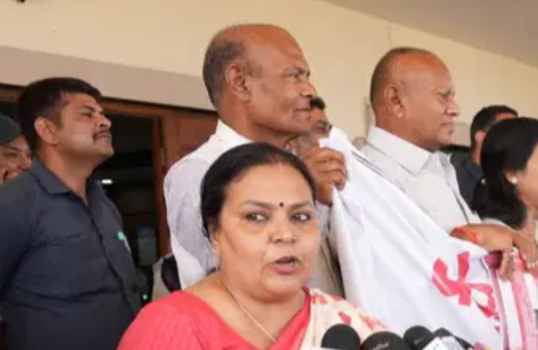 मंत्री पत्रकारों  से बातचीत