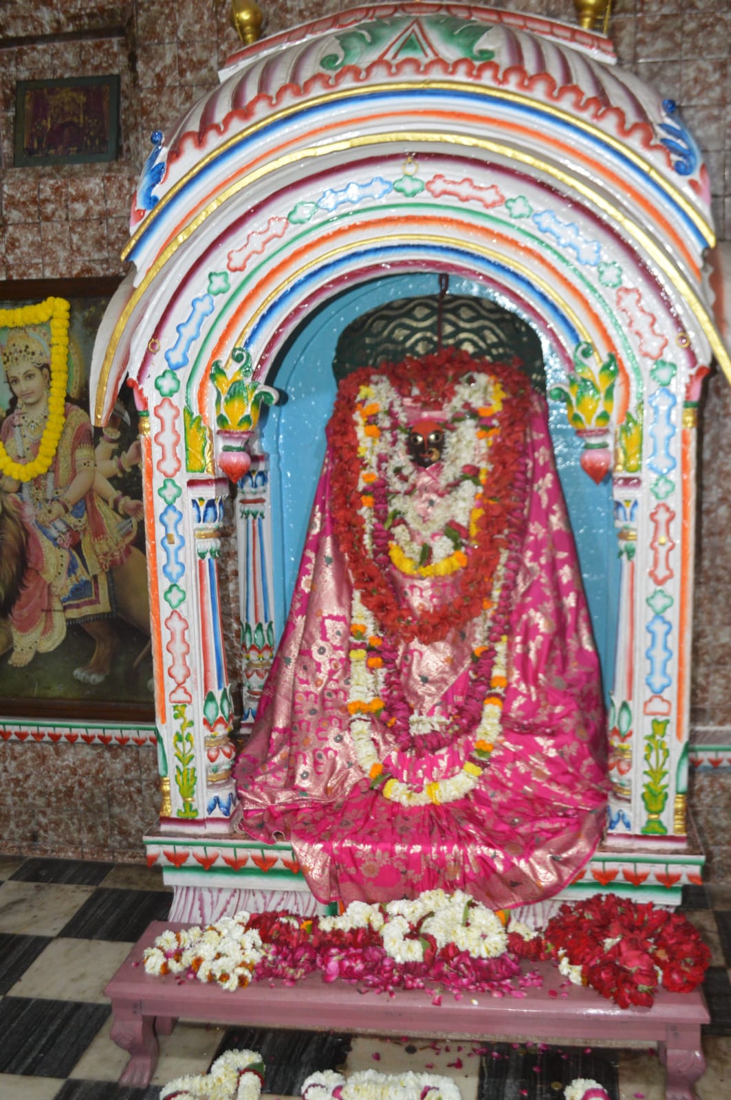 माता के दरबार में श्रद्धालु माता के दरबार में श्रद्धालु