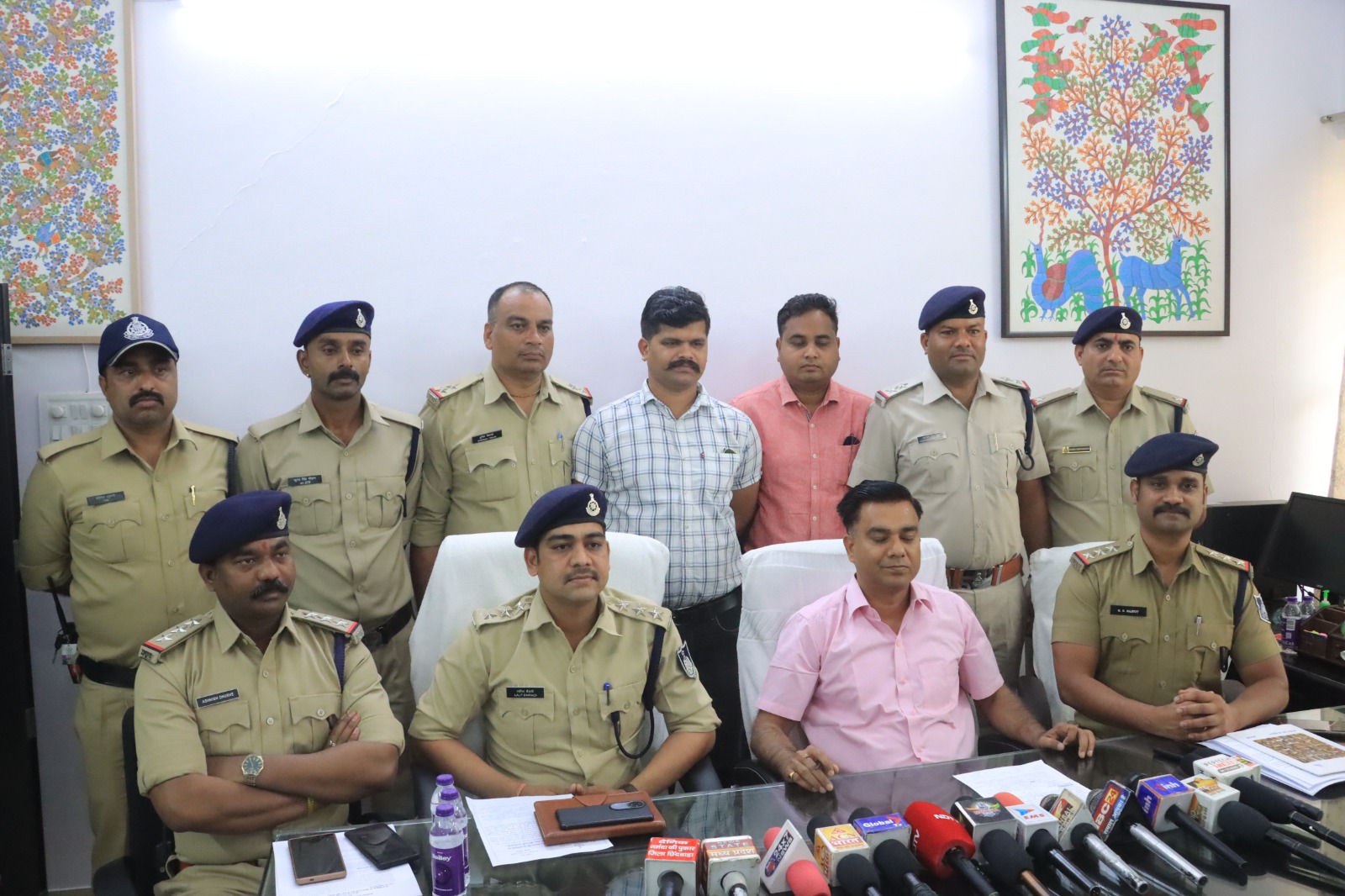 Madhypradesh aor maharashtr me juaa pakdaya