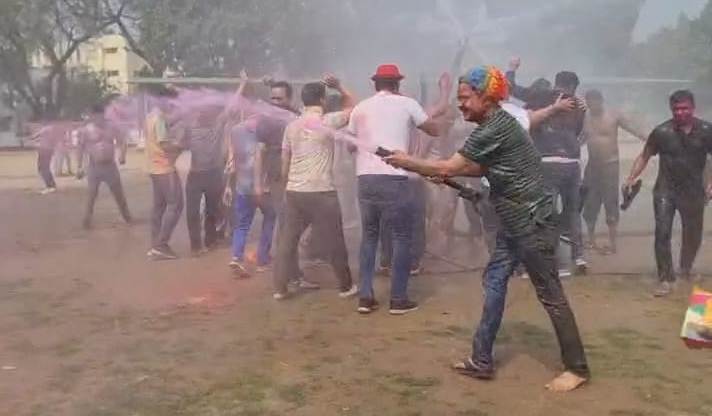 पुलिस लाइन में हाेली खेलते पुलिस अधीक्षक नगर कुमार रणविजय सिंह