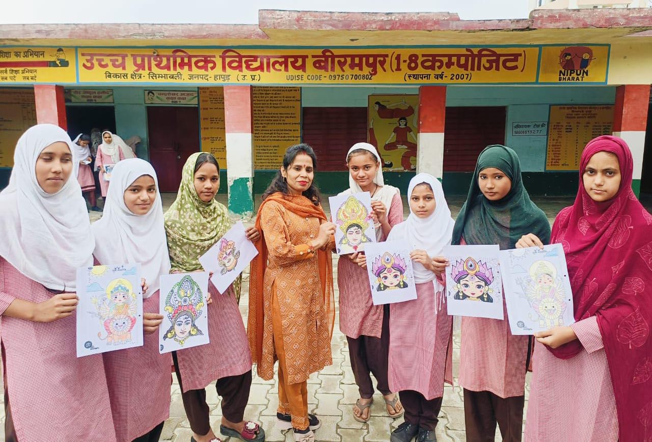 नारी सशक्तिकरण मिशन के तहत आयोजित कार्यक्रम में बच्चे