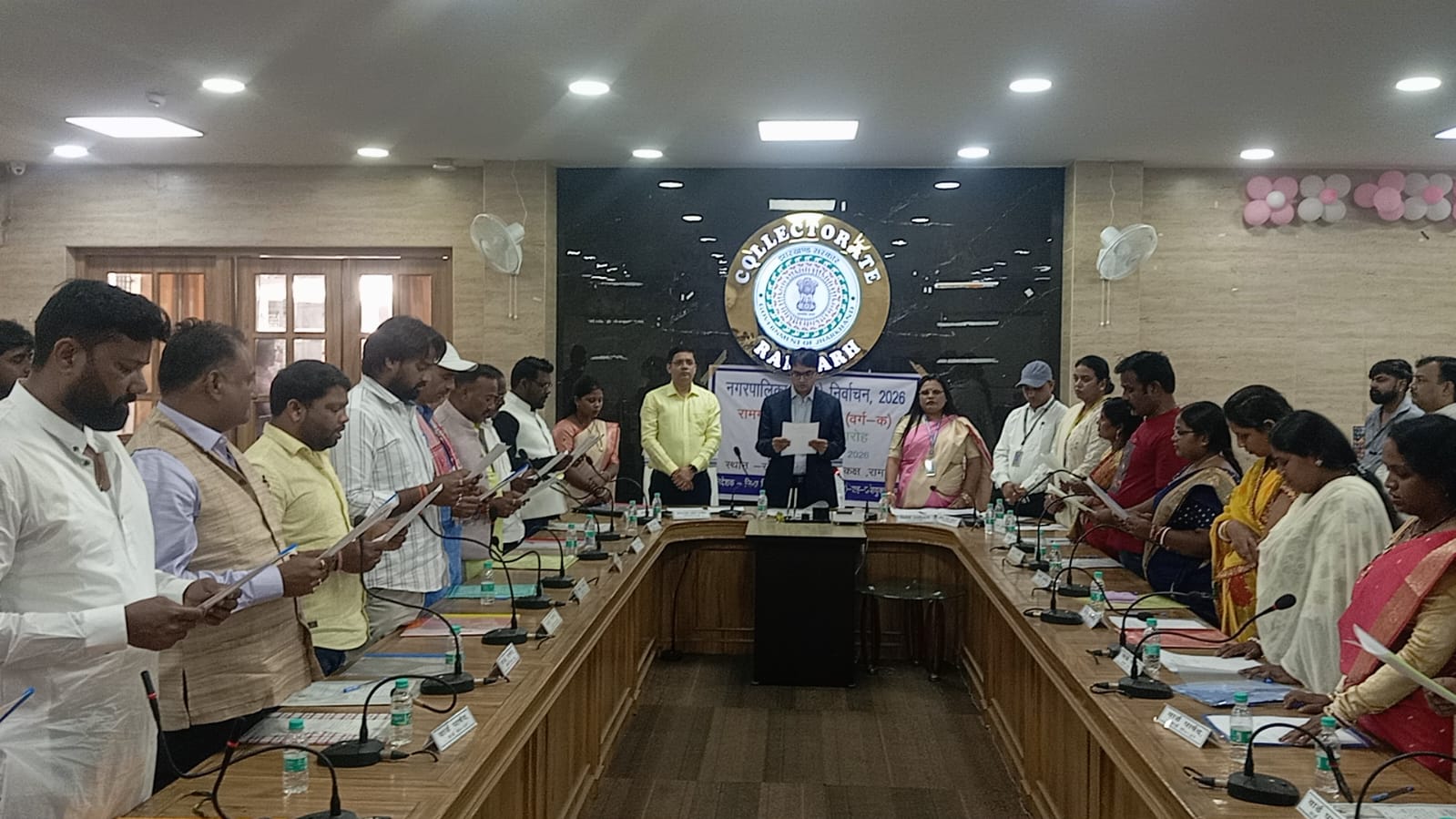 शपथ दिलाते डीसी