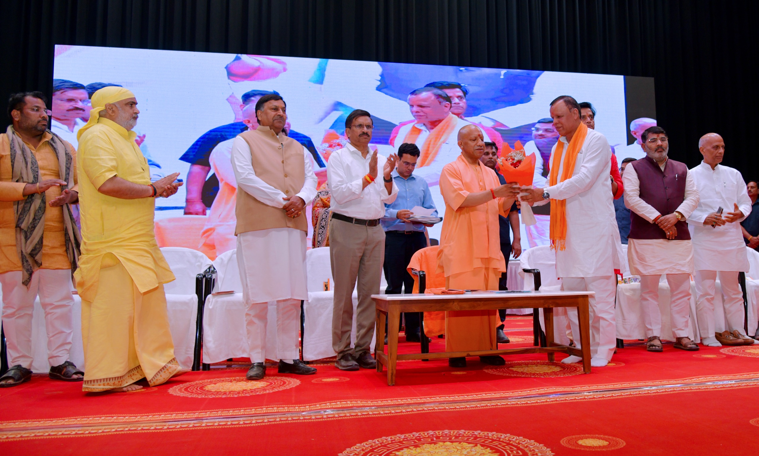 हक के लिए तरसाने वालों को सत्ता के लिए तरसा दिया है जनता ने : सीएम योगी*