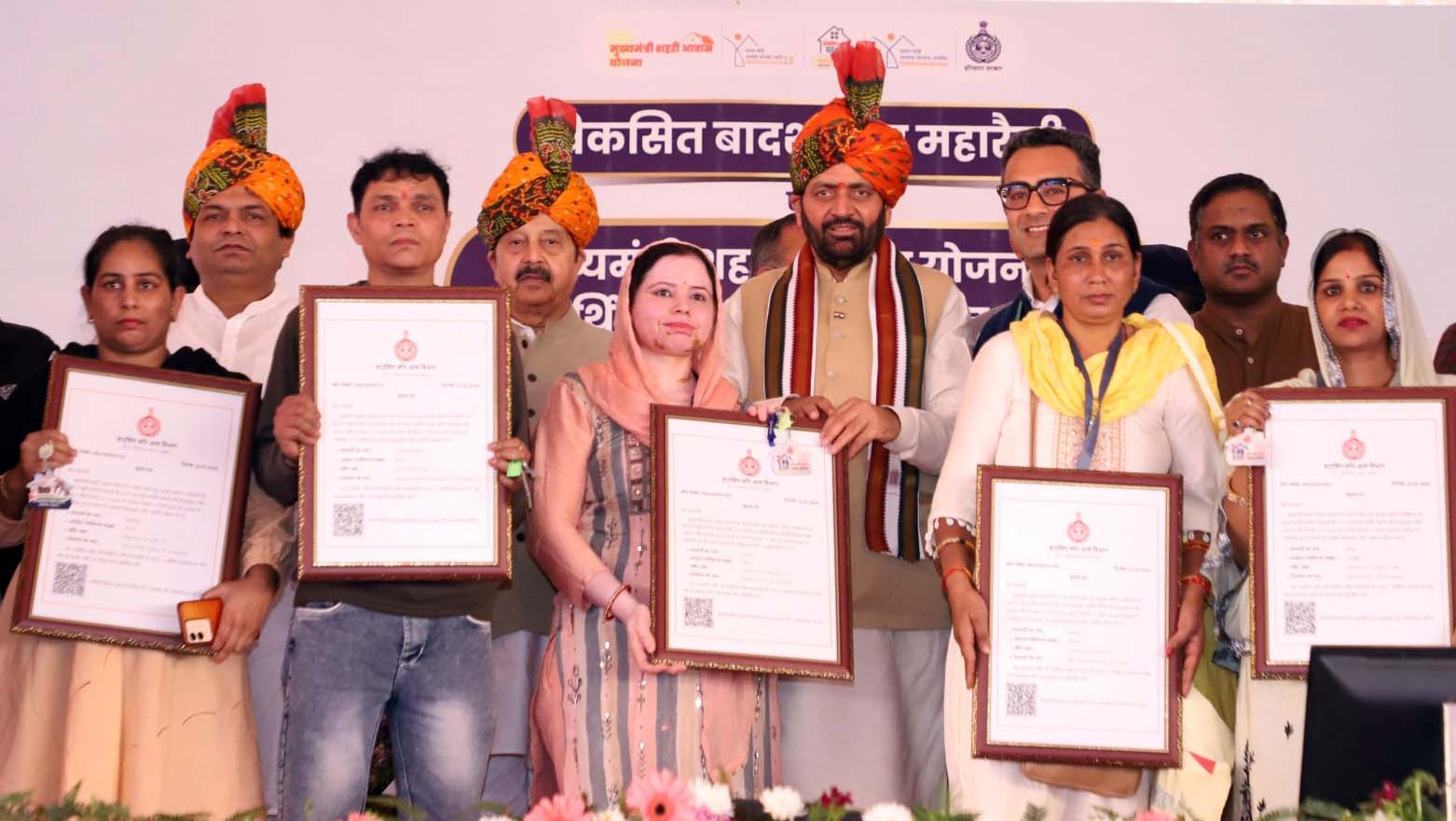 गुरुग्राम के बादशाहपुर में आयोजित विकसित बादशाहपुर महारैली के दौरान गरीबों को मुख्यमंत्री शहरी आवास योजना के तहत घरों के कागज भेंट करते मुख्यमंत्री नायब सिंह सैनी। गुरुग्राम के बादशाहपुर में आयोजित विकसित बादशाहपुर महारैली के दौरान गरीबों को मुख्यमंत्री शहरी आवास योजना के तहत घरों के कागज भेंट करते मुख्यमंत्री नायब सिंह सैनी।