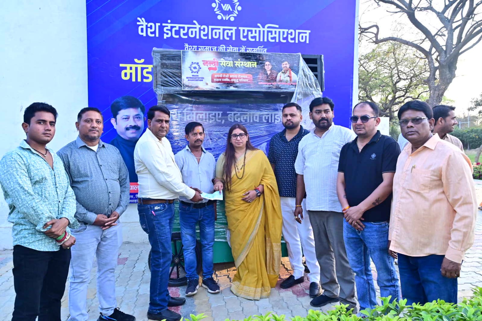 माडल ठेला पाने के बाद कारोबारियों का छाया चित्र