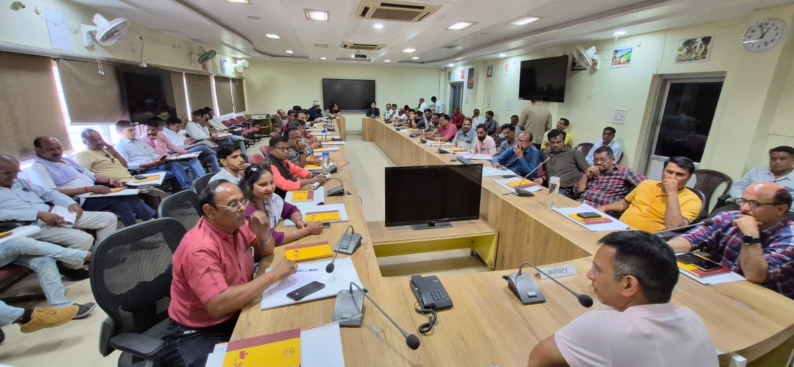 दमोह में कलेक्टर का पत्रकारों से संवाद, होली मिलन में विकास और व्यवस्थाओं पर खुली चर्चा दमोह में कलेक्टर का पत्रकारों से संवाद, होली मिलन में विकास और व्यवस्थाओं पर खुली चर्चा