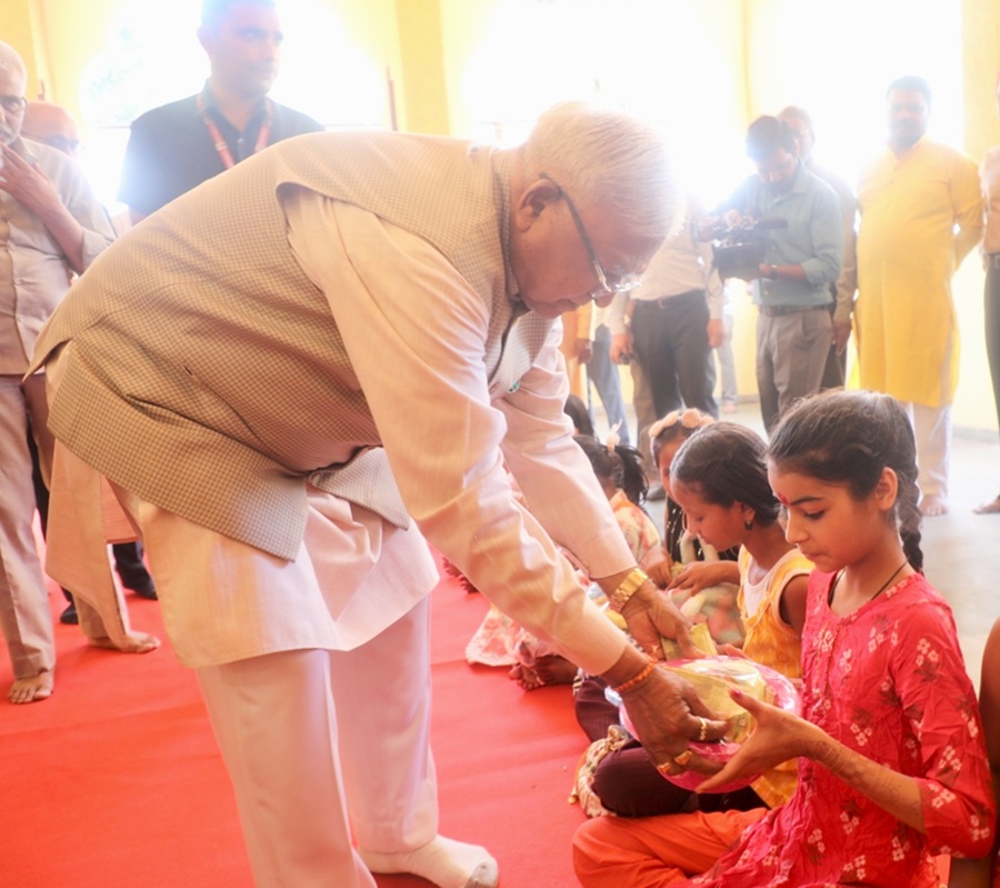 राज्यपाल मंगुभाई पटेल ने रामनवमी पर्व पर कन्या-पूजन कर कन्याओं को उपहार प्रदान किए राज्यपाल मंगुभाई पटेल ने रामनवमी पर्व पर कन्या-पूजन कर कन्याओं को उपहार प्रदान किए