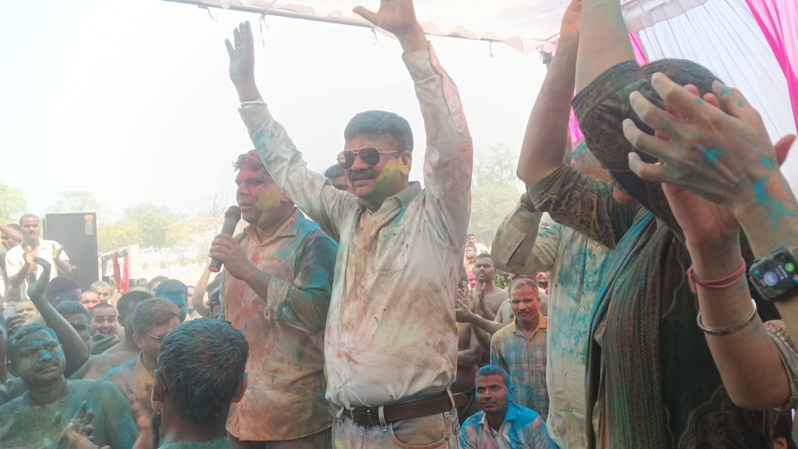 जिलाधिकारी डॉ दिनेश चंद्र सिंह गाते हुए