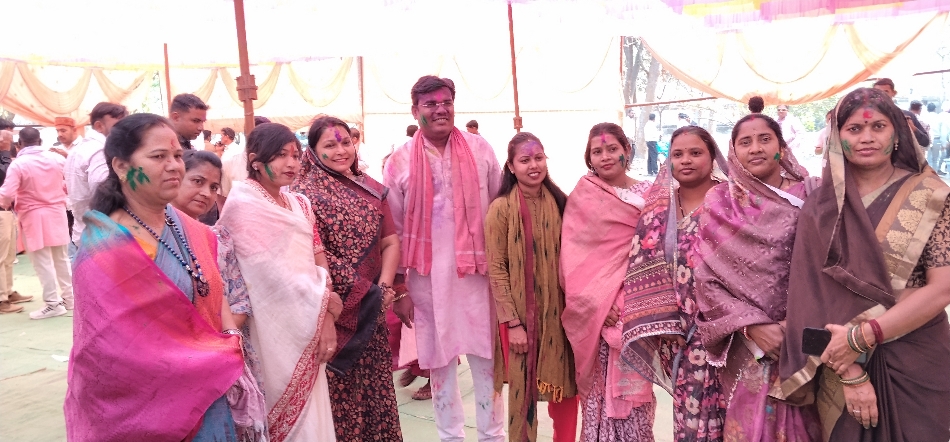 होली मिलन समारोह में विधायक ओंकार साहू के साथ कांग्रेस जिलाध्यक्ष तारिणी चंद्राकर सहित महिला कांग्रेस के पदाधिकारी।