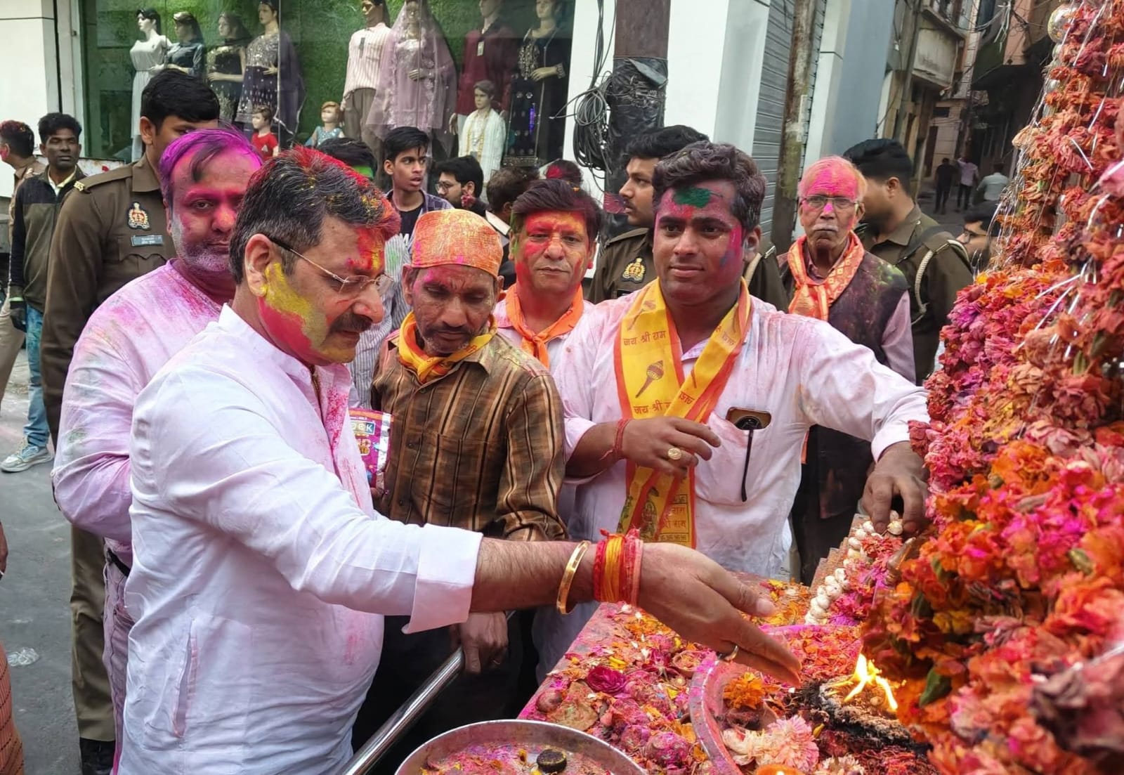 रामडोल शोभायात्रा का शुभांरभ करते नगर विधायक रितेश गुप्ता।