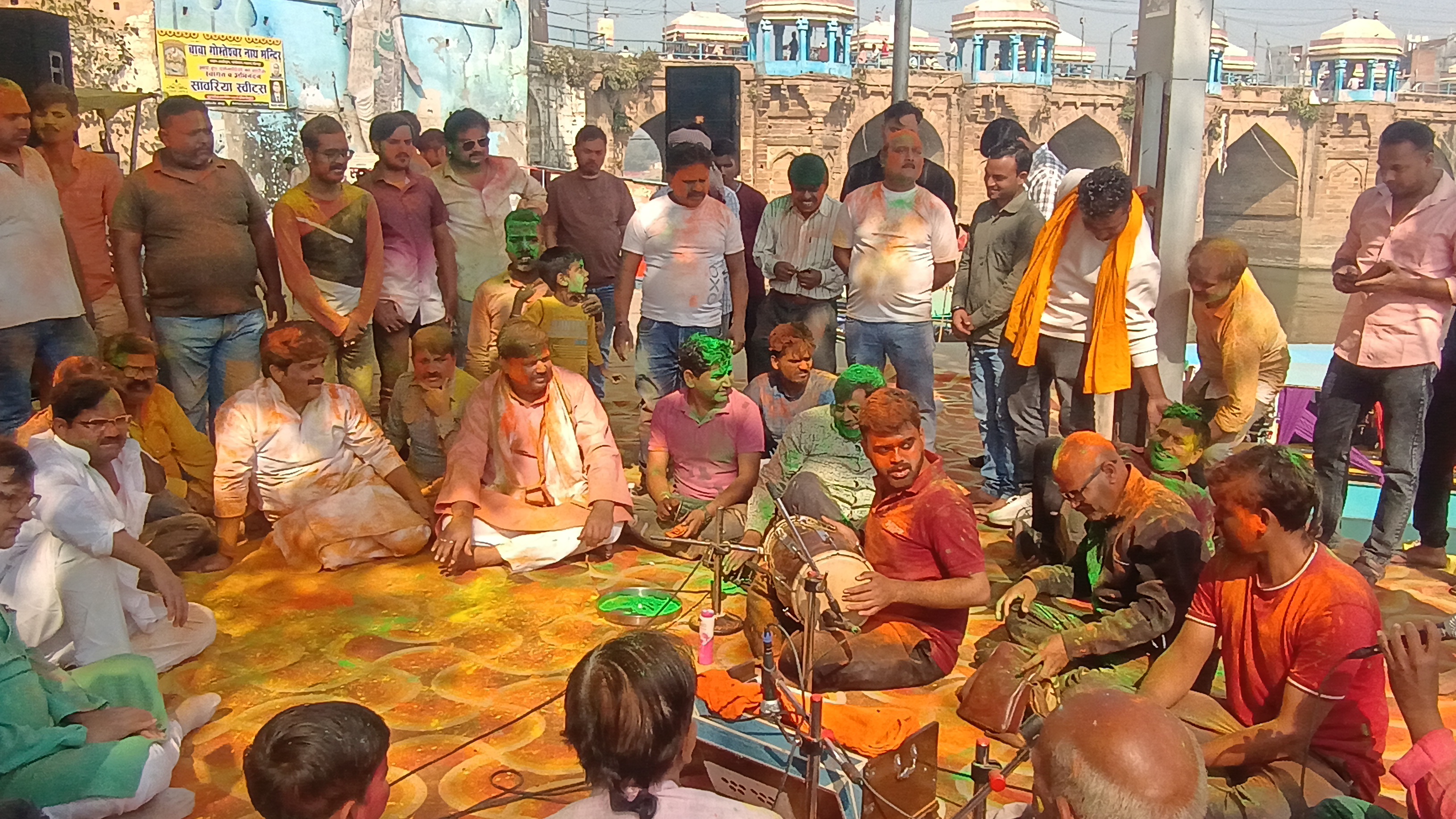 गोपी घाट पर गुंजा फाग गीत लोग झूमते गाते गोपी घाट पर गुंजा फाग गीत लोग झूमते गाते