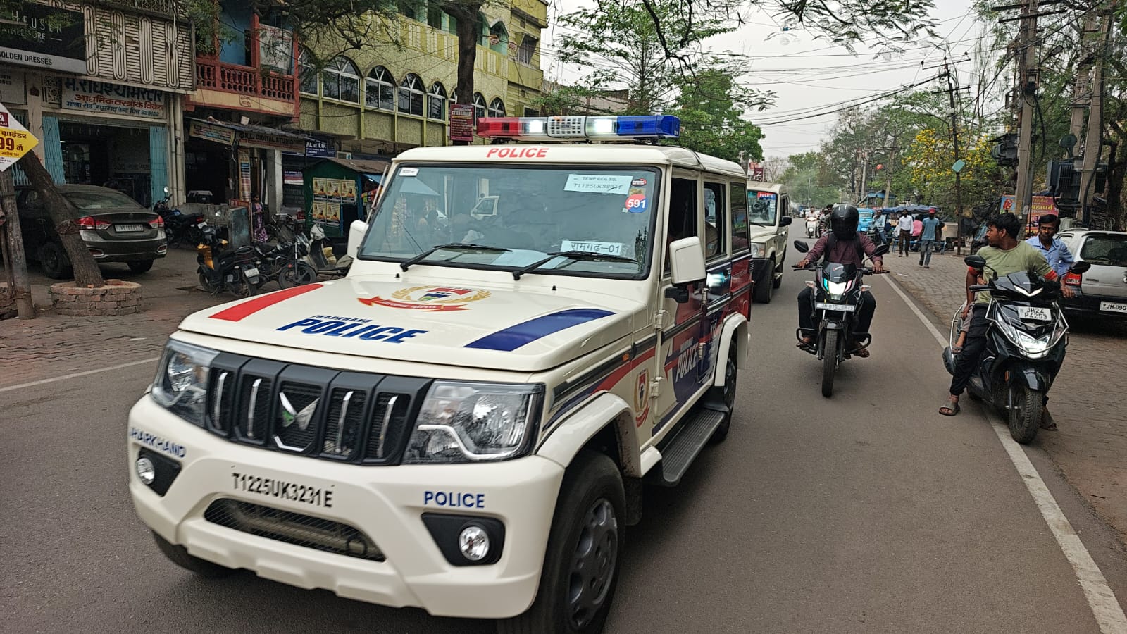 फ्लैग मार्च करती पुलिस