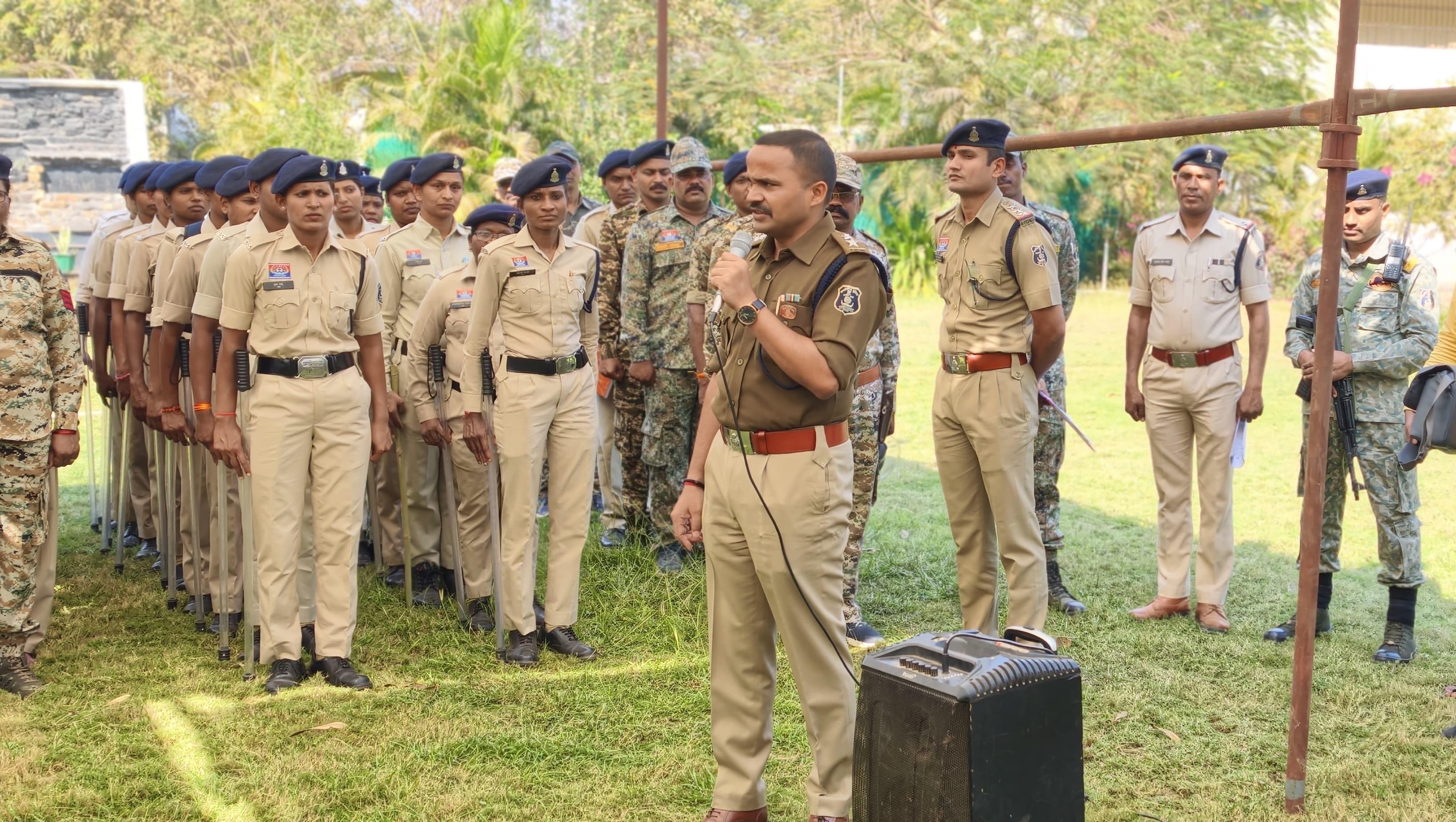 शहर व आसपास क्षेत्रों में तैनाती से पहले 300 पुलिस जवानों को संबोधित करते हुए एसपी सूरज सिंह परिहार। शहर व आसपास क्षेत्रों में तैनाती से पहले 300 पुलिस जवानों को संबोधित करते हुए एसपी सूरज सिंह परिहार।