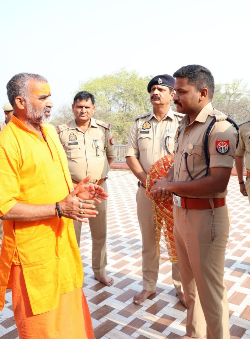 मंदिर के पीठाधीश्वर से वार्ता करते हुए पुलिस अधीक्षक