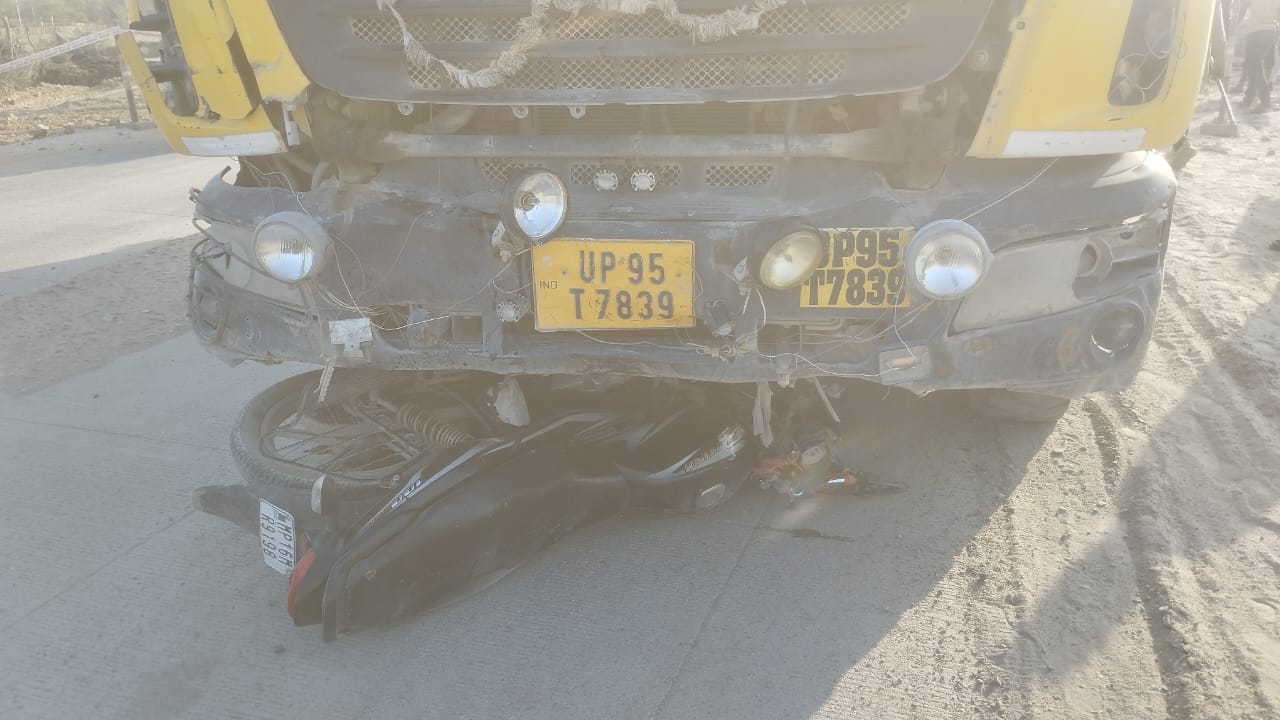 दुर्घटना में क्षतिग्रस्त बाइक