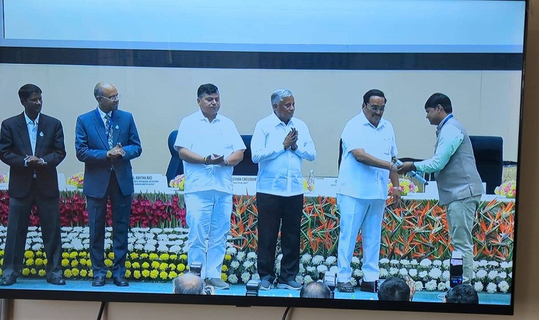 मप्रः नल जल योजना के सफल क्रियान्वयन के लिए मुगलिया हाट के सरपंच धर्मेन्द्र मारण नई दिल्ली में सम्मानित