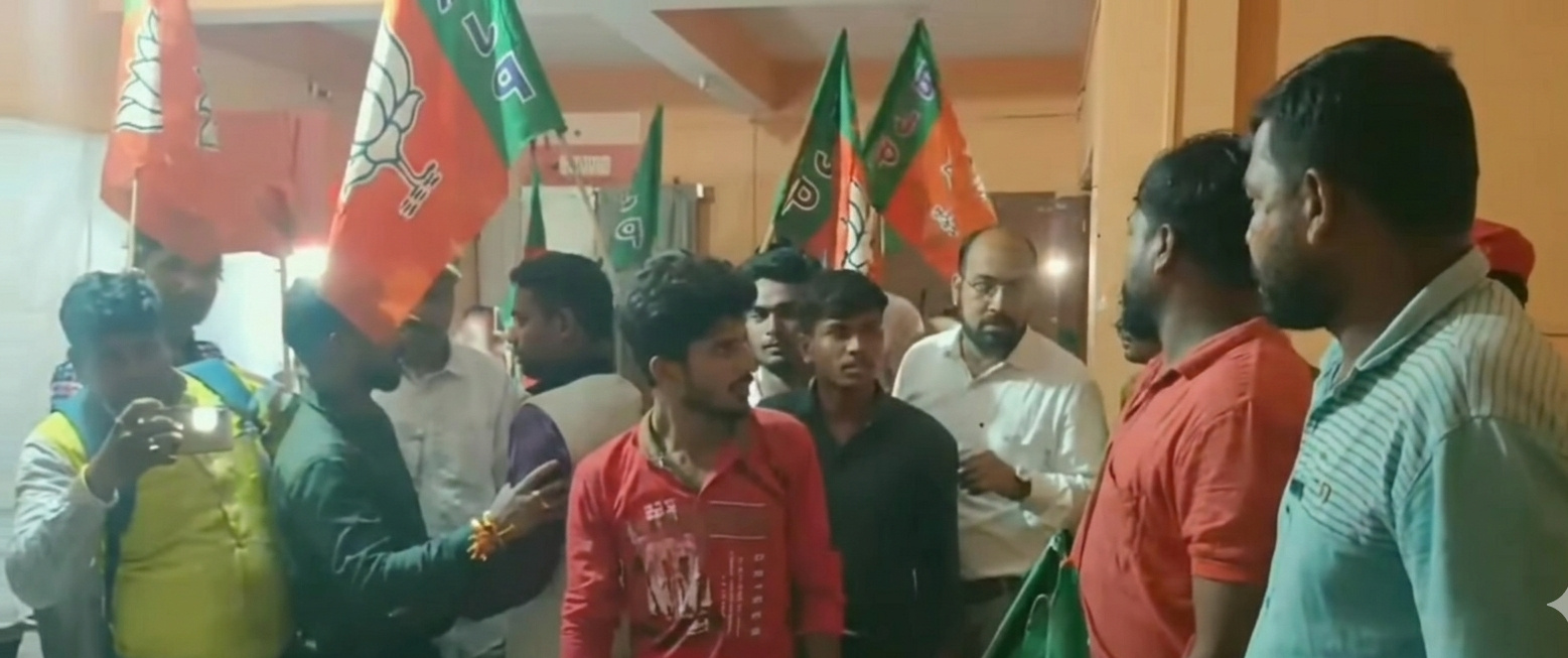 खड़गपुर जिला कार्यालय में विरोध करते karykrta खड़गपुर जिला कार्यालय में विरोध करते karykrta