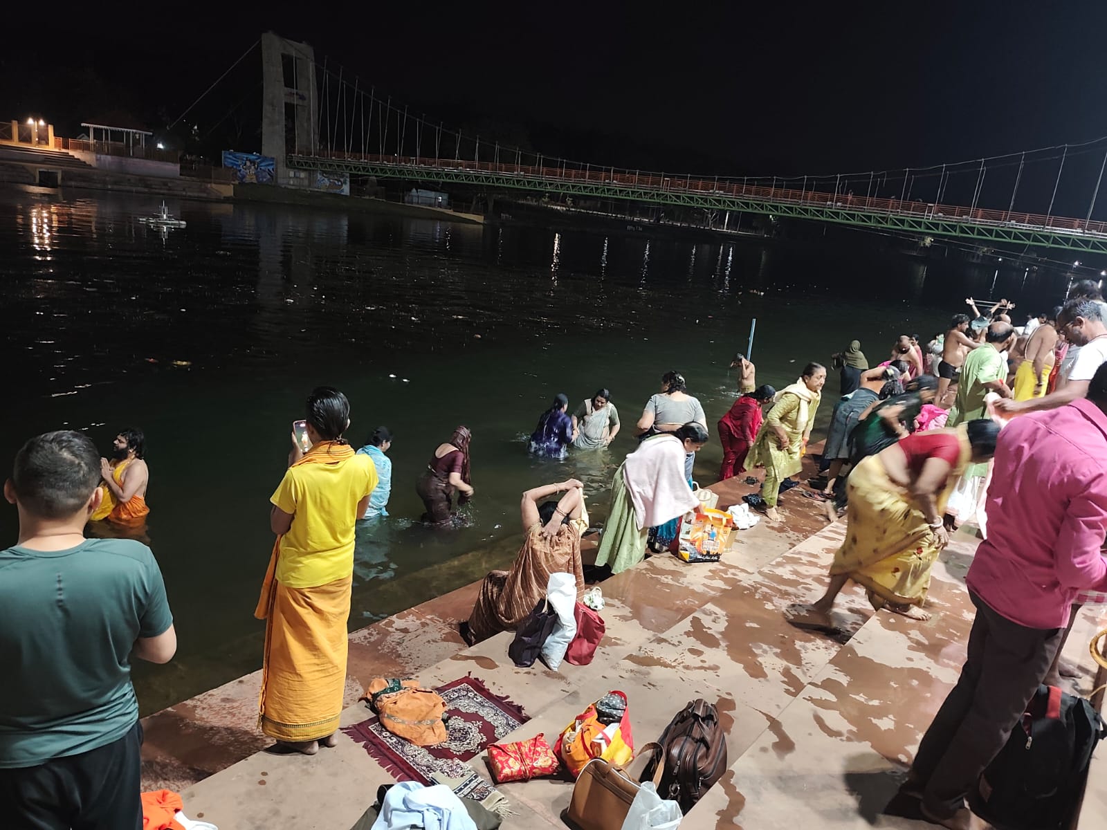 आस्था की डुबकी लगाते श्रद्धालु