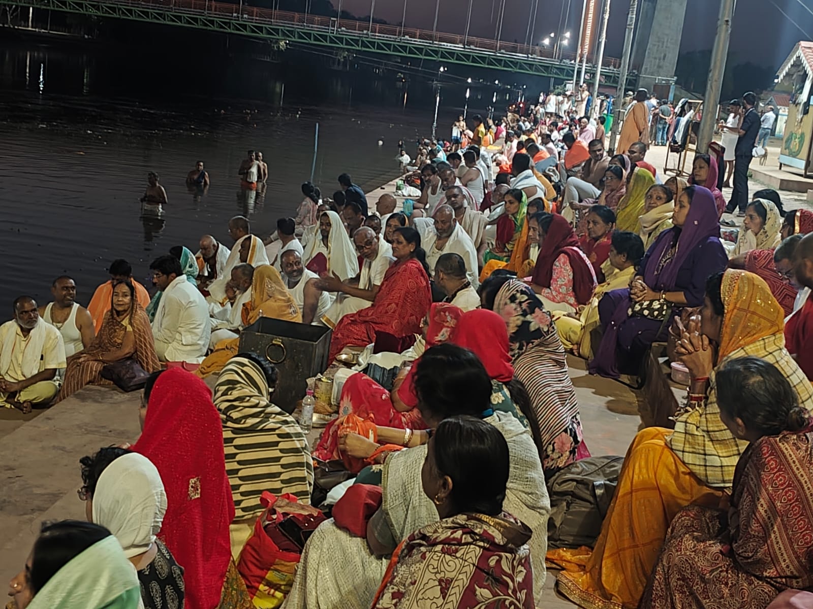 जाप करती श्रद्धालुओं की भीड