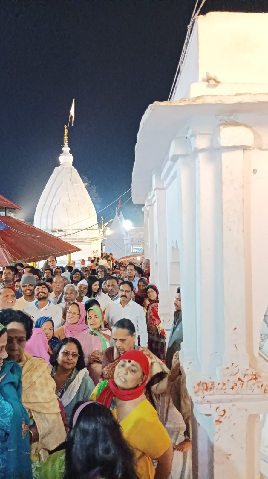 श्रद्धालुओं की भीड