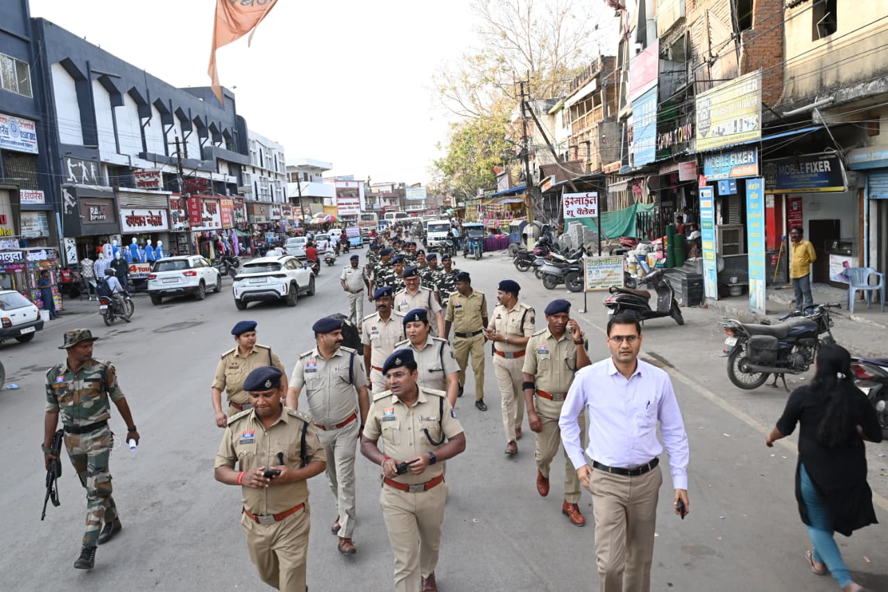 कोरबा में होली और रमज़ान ईद को लेकर पुलिस का फ्लैग मार्च, 200 से अधिक जवानों ने संभाला मोर्चा