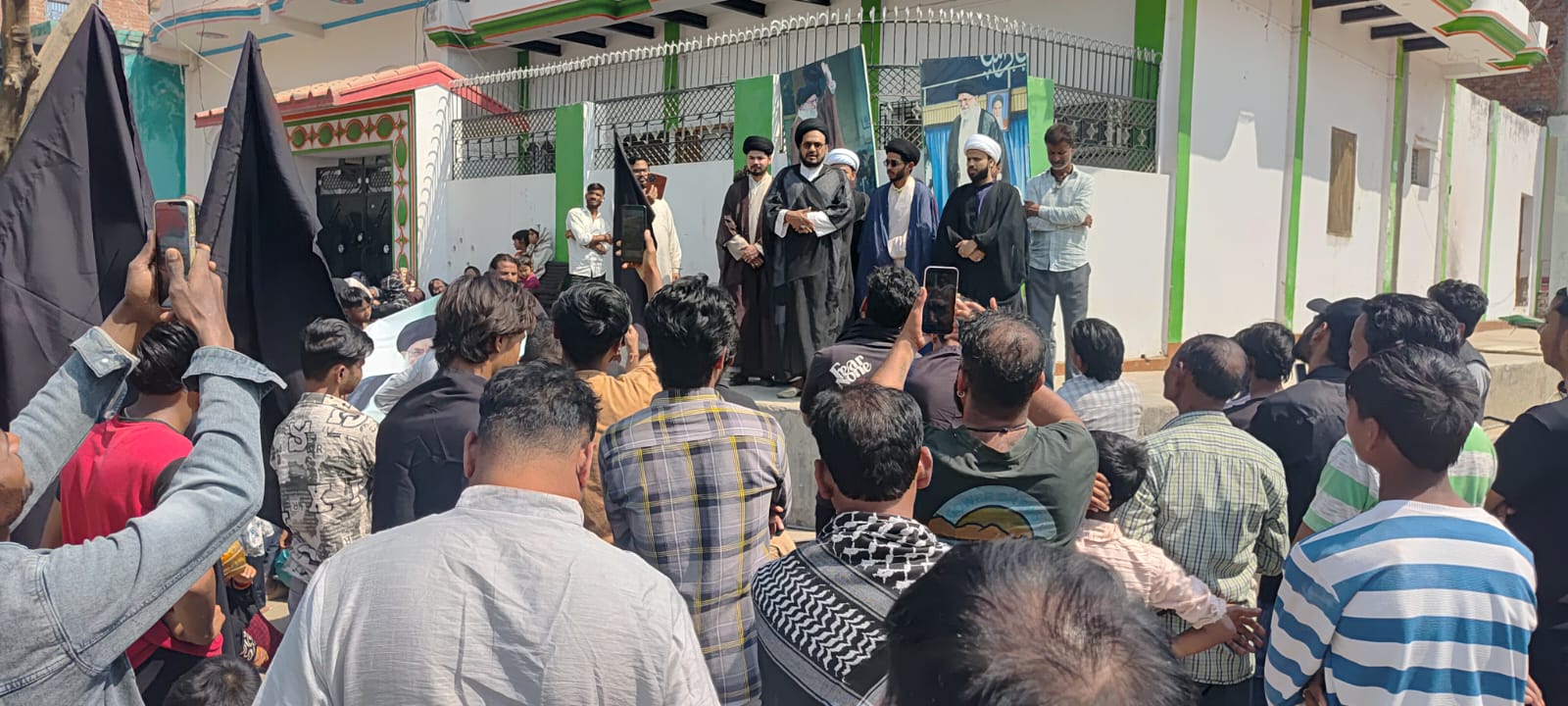 मौलाना सफदर हुसैन जैदी शिया धर्म गुरु लोगो को संबोधित करते हुए मौलाना सफदर हुसैन जैदी शिया धर्म गुरु लोगो को संबोधित करते हुए