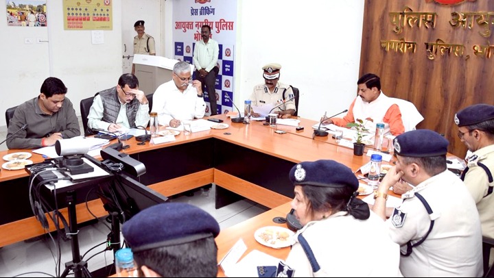 मुख्यमंत्री ने की प्रदेश की कानून व्यवस्था की समीक्षा मुख्यमंत्री ने की प्रदेश की कानून व्यवस्था की समीक्षा