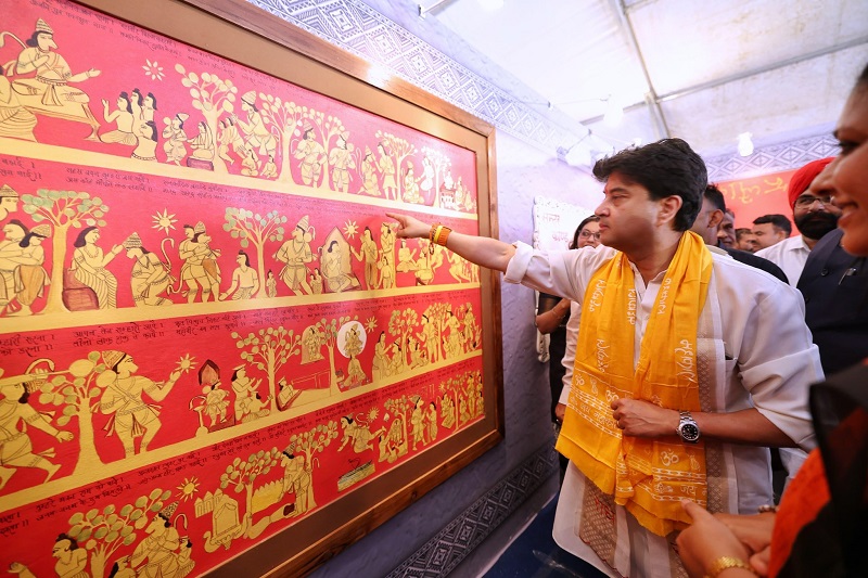 प्रदर्शनियों का अवलोकन करते हुए अतिथि प्रदर्शनियों का अवलोकन करते हुए अतिथि