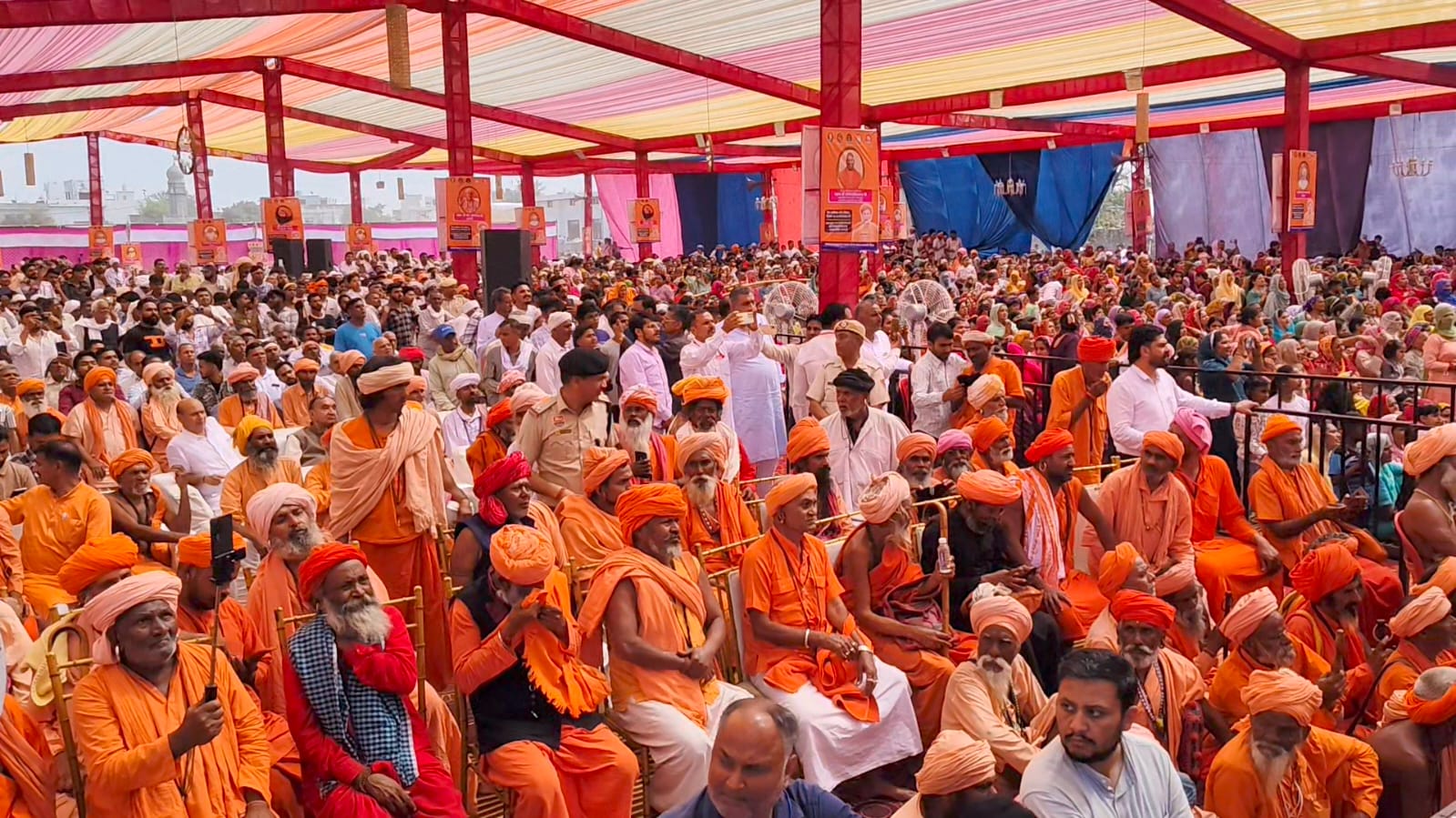 गांव सौंगल में आयोजित धार्मिक कार्यक्रम में उपस्थित जनसमूह