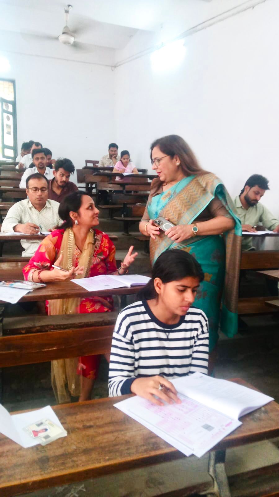 दीनदयाल उपाध्याय गोरखपुर विश्वविद्यालय: शोध पात्रता परीक्षा के पहले दिन 86 प्रतिशत हुए शामिल*