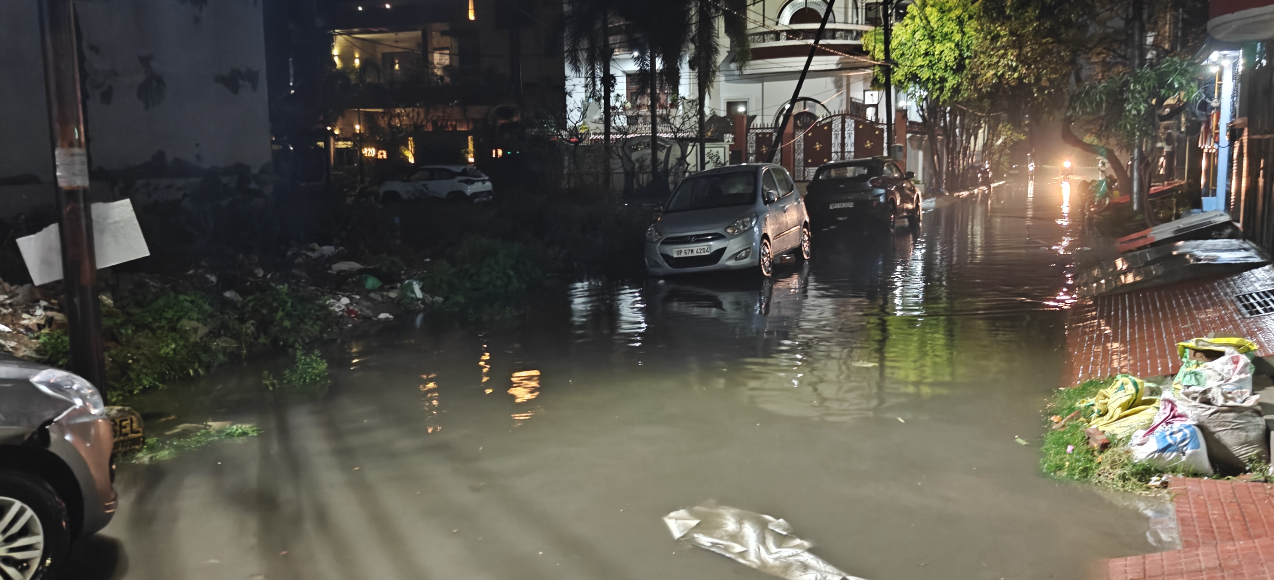 मुरादाबाद में कांठ रोड स्थित एमडीए कॉलोनी में भरा बारिश का पानी।